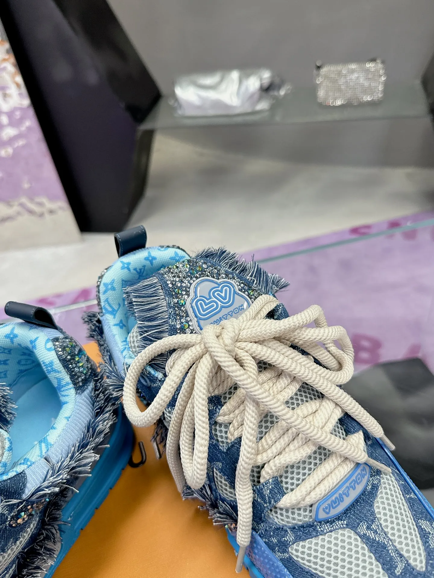 Men's shoes 💰900❤️❤️❤️ 𝙇𝙑 Bread shoes have added new colors 💓 Craftsmanship series 𝟐𝟎𝟐5/𝐒𝐒 𝐧𝐞𝐰 Louis Vuitton catwalk skate shoes are popular, LOUIS VUITTON Trainer is undoubtedly one of the most successful Sneakers launched by luxury brands, but the pace of exploration will not stop. LOUISVUITTON will also bring a new series of skateboard shoes in the spring of 2025. The new series in the picture returns to the 90s Chunky Skate Shoes look and feel. The uppers are made of leather and mesh. The fat silhouette and thick shoelaces are very eye-catching. It is expected to have quite a few colors like the Trainer. Judging from the previous DIOR show skate shoes, this chunky style may be even stronger next year. 💎 Size: Female 35-40 Male 39-46